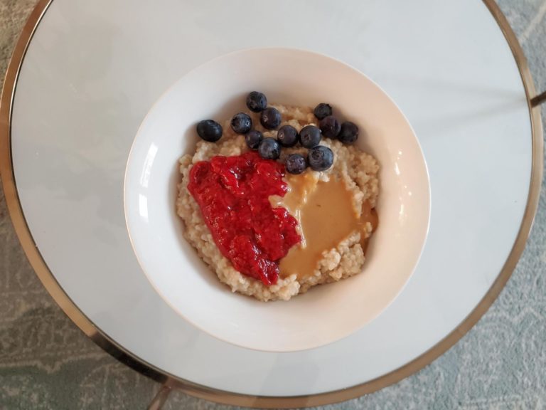 Read more about the article Peanut Butter Jelly Oatmeal